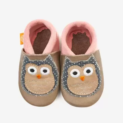 Sapatinhos para bebé em pele bege com aplicação de coruja azul e rosa