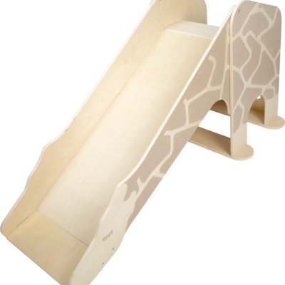 Escorrega infantil em madeira com padrão de girafa