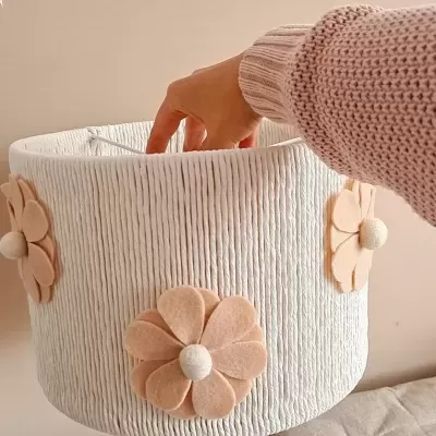 luminária pendente tecido branco com flores cor de pêssego