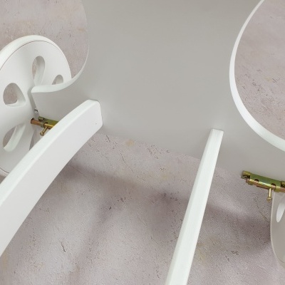 Parte inferior de mesa branca de madeira com pernas e ferragens metálicas