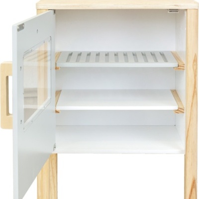 Armário de madeira clara com porta branca aberta e prateleiras interiores