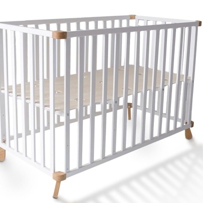 Parque infantil de madeira branca com detalhes naturais