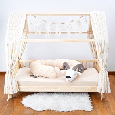 Cama infantil de madeira clara com cortinas e enchimento em forma de animal