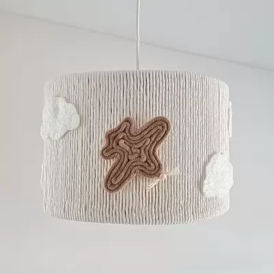 Lustre suspenso com cúpula branca texturizada com nuvens e estrela castanha