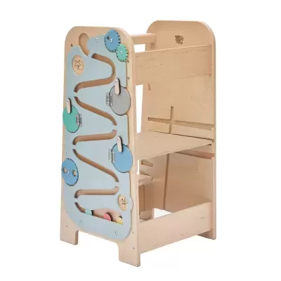 Cadeira de aprendizagem infantil em madeira clara com painel lateral azul claro e engrenagens coloridas