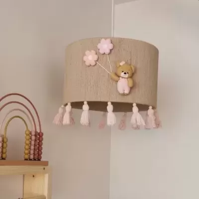 Candeeiro de teto em tecido bege com urso e balões cor-de-rosa para quarto infantil.