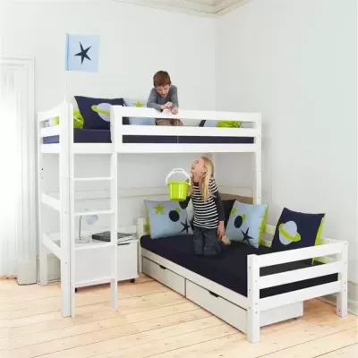 Cama alta branca com cama inferior tipo sofá e almofadas coloridas em quarto infantil