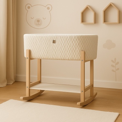 Berço para bebé branco acolchoado com estrutura de madeira clara num quarto com decoração suave