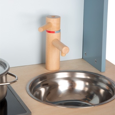 Torneira de madeira numa bancada com pia de metal e fogão