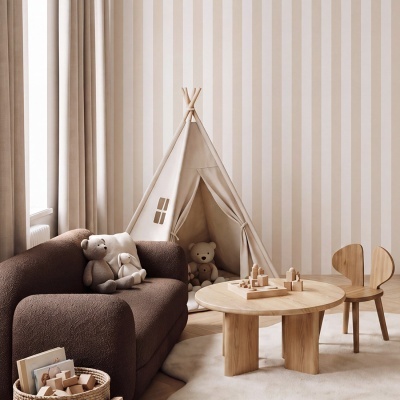 Quarto infantil com tenda de tecido bege, sofá castanho e mesa de madeira redonda com brinquedos