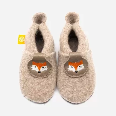 Pantufas infantis de tecido bege com aplicação de raposa bordada