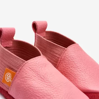 Sapatos rosa em material texturizado com etiqueta laranja OK