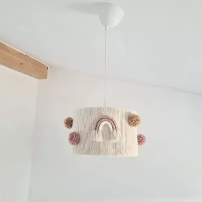 Candeeiro de teto cilíndrico branco com pompons coloridos e arco-íris