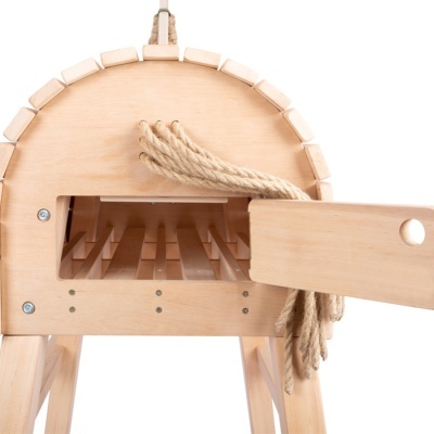 Forno de madeira com porta aberta, alça de corda e pernas retas