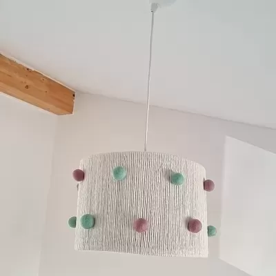 Candeeiro de teto branco texturado com bolas verdes e rosa