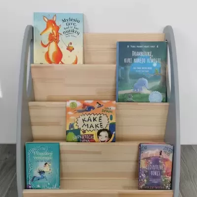 Estante de madeira com livros infantis coloridos expostos