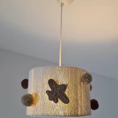 Luminária de teto com cúpula cilindrica bege com pompons e forma castanha, suspensa no teto
