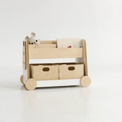 Carrinho organizador em madeira clara com rodas e caixotes para livros e brinquedos