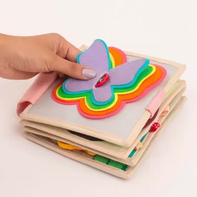 Livro tecido infantil com borboleta colorida em feltro na capa