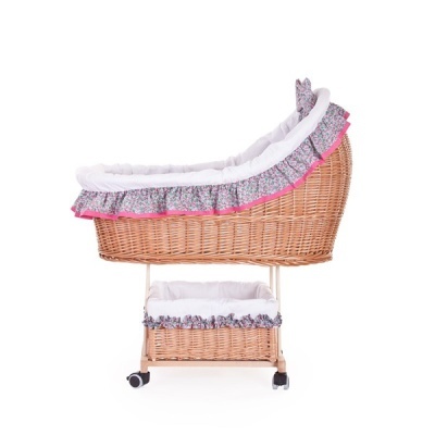 Berço de bebé em vime com tecido floral cinza e rosa