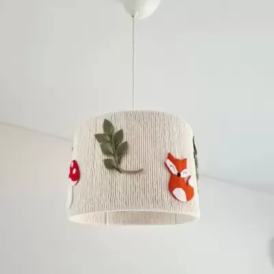 Candeeiro de teto com abajur texturizado bege e decoração em feltro colorido