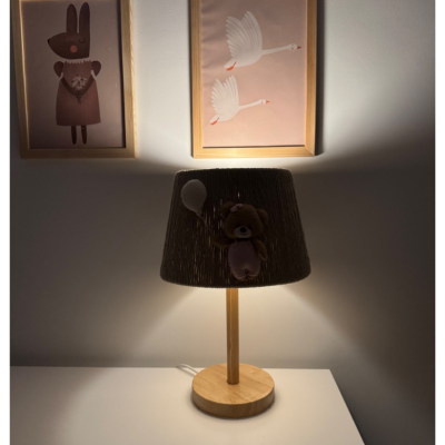 Candeeiro de mesa com base de madeira e abat-jour castanho com urso de peluche