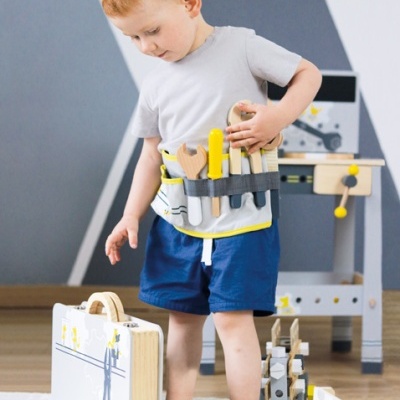 Menino com cinto de ferramentas de brinquedo com ferramentas de madeira