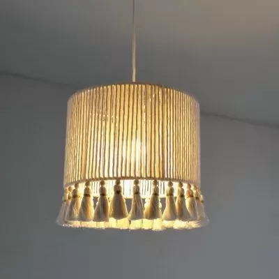 Candeeiro de teto com cúpula de tecido branco e franjas tassel