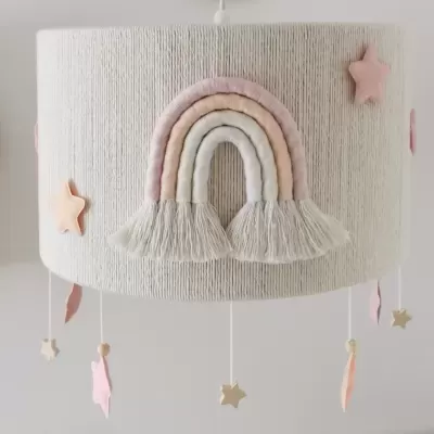 Abajur de teto bege com arco-íris de tecido e estrelas penduradas