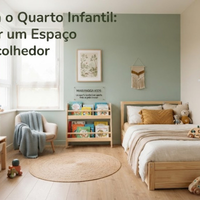 Quarto infantil decorado com cama de madeira, almofadas, cadeira com manta, tapete redondo, brinquedos e estante de livros