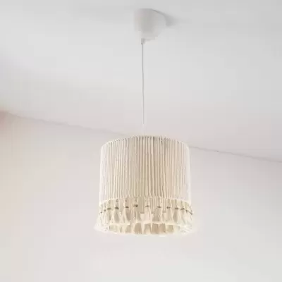 Candeeiro suspenso com cúpula branca e franjas, teto branco