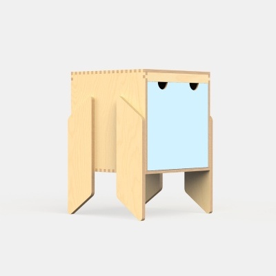 Móvel quadrado em madeira clara com gaveta azul e recortes pretos