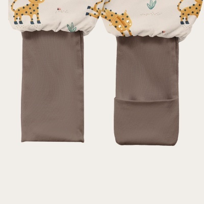 Calças de criança bege com padrão de onças amarelas, elástico e tecido castanho