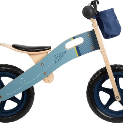Bicicleta infantil de madeira azul e clara com rodas pretas e saco azul no guiador