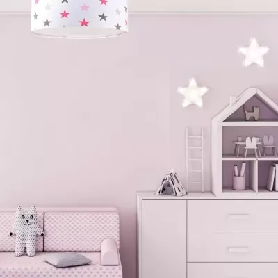 Quarto infantil rosa com candeeiro de teto de estrelas, sofá, peluche e mobiliário branco com prateleira em forma de casa