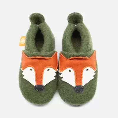 Pantufas verdes com rosto de raposa em pele castanha e branca