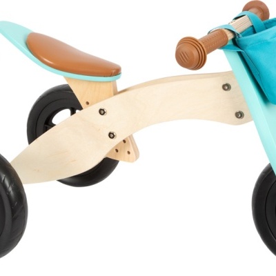triciclo de madeira azul clara com assento castanho e três rodas pretas