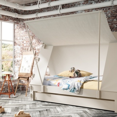 Cama infantil branca com tenda em quarto com parede de tijolos e janela grande