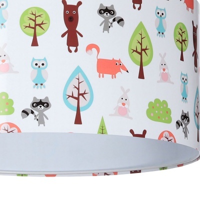 Abajur com cúpula estampada com animais e árvores coloridas.