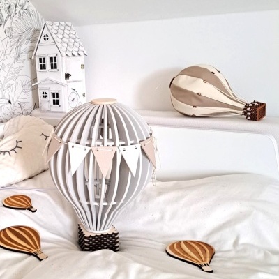 Decoração de quarto com balões de ar quente decorativos em madeira e tecido em tons bege e branco