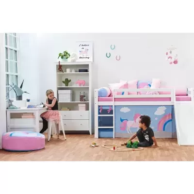 Quarto infantil com cama loft branca e decoração de unicórnios