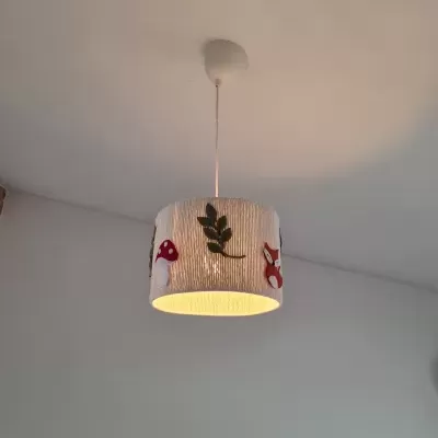 Candeeiro de teto com cúpula branca texturizada com decorações vermelhas e verdes