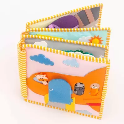 Livro de tecido infantil colorido com animais e céu bordado