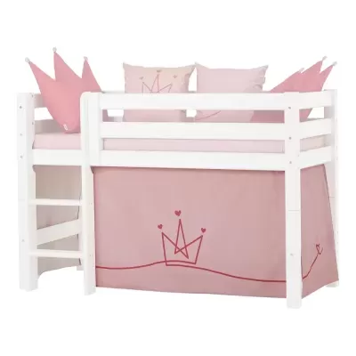 Cama alta branca com roupa de cama rosa e decoração de coroa