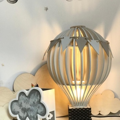 Lâmpada balão de ar quente em madeira com decoração de nuvens de madeira