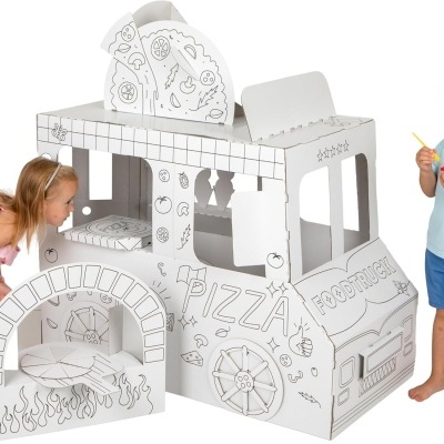 Casa de brincar de cartão com desenhos para colorir e duas crianças brincando.