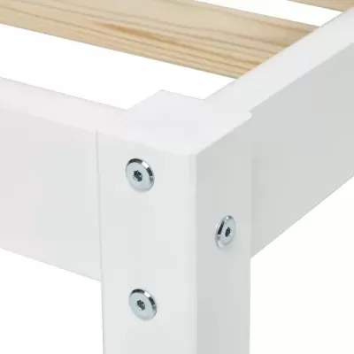 Detalhe da estrutura de cama em madeira branca com parafusos