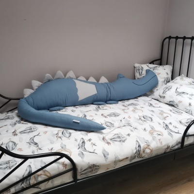 Cama com roupa de cama decorada e brinquedo peluche dinossauro azul