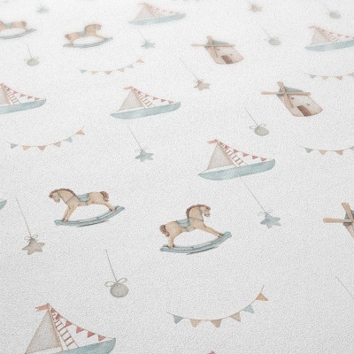 Papel de parede infantil branco com desenhos pastel de cavalinhos, barcos, moinhos e estrelas.