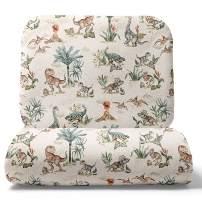 Colcha infantil com padrão de dinossauros e vegetação em tons naturais.